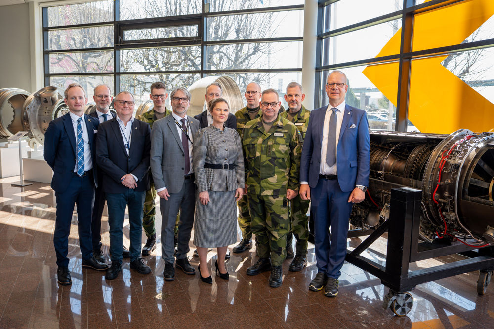Gruppbild vid ÖBs besök på GKN i Trollhättan