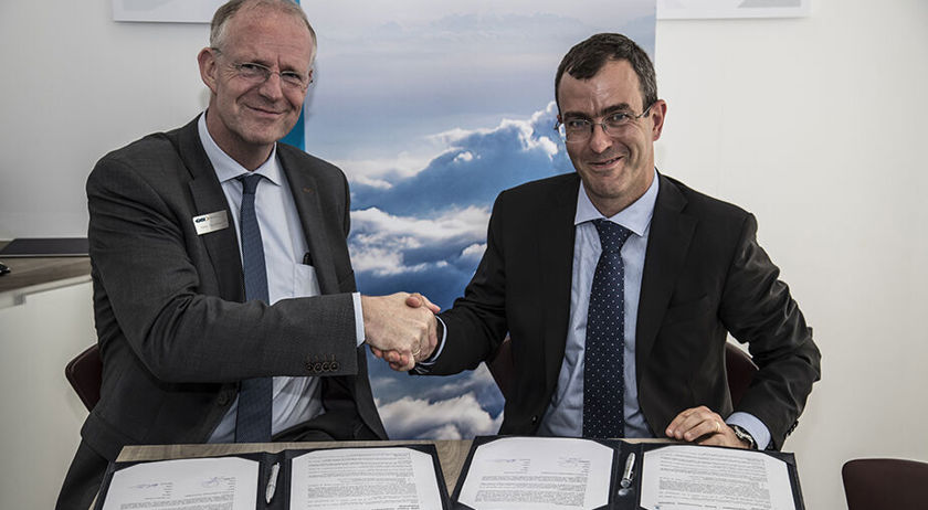 Carmelo Lo Faro, President Composites GBU Solvay and Hans Büthker CEO Fokker Technologies sign teaming agreement.